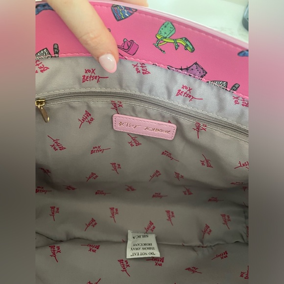 💕NEW Betsey Johnson Pink Tote Bag With Glasses Case In Cute Shoe Print - Picture 7 of 10